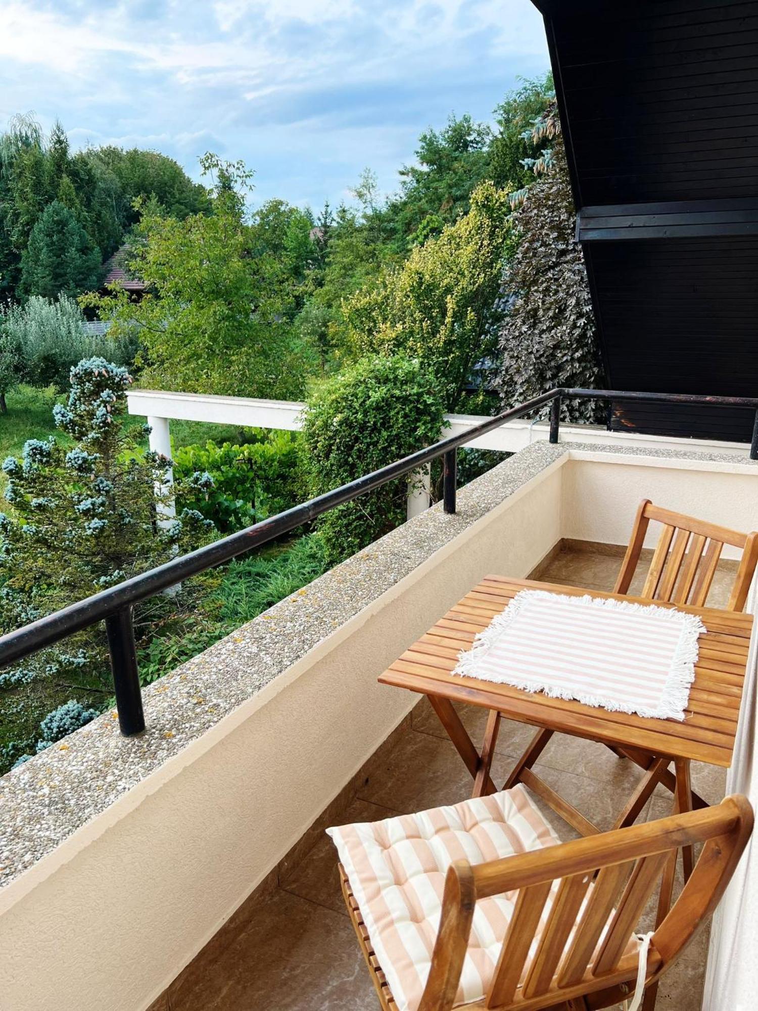 Evie'S Tree House Villa Dragomirna Exterior photo