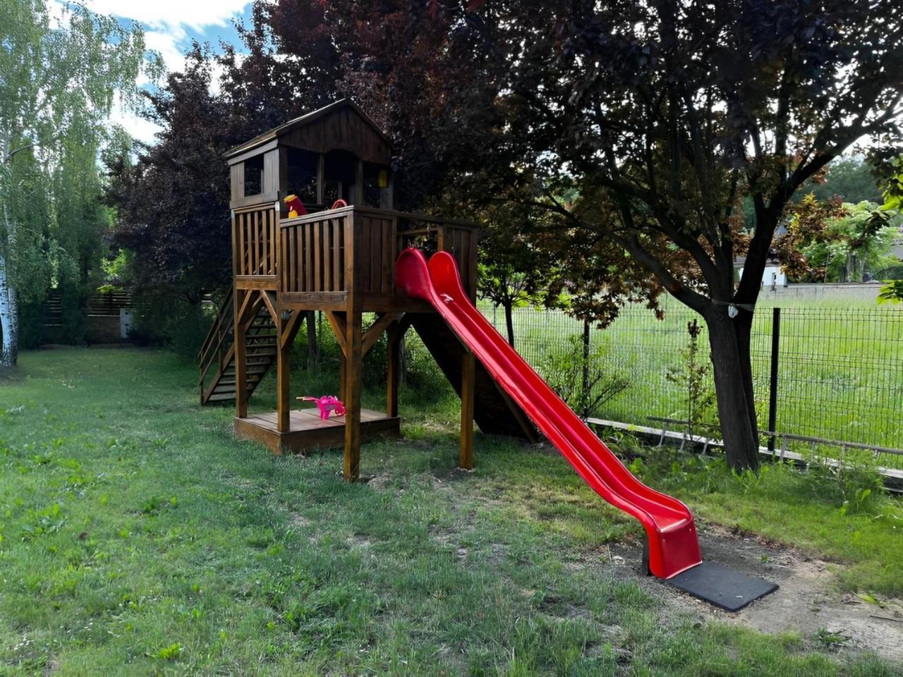 Evie'S Tree House Villa Dragomirna Exterior photo